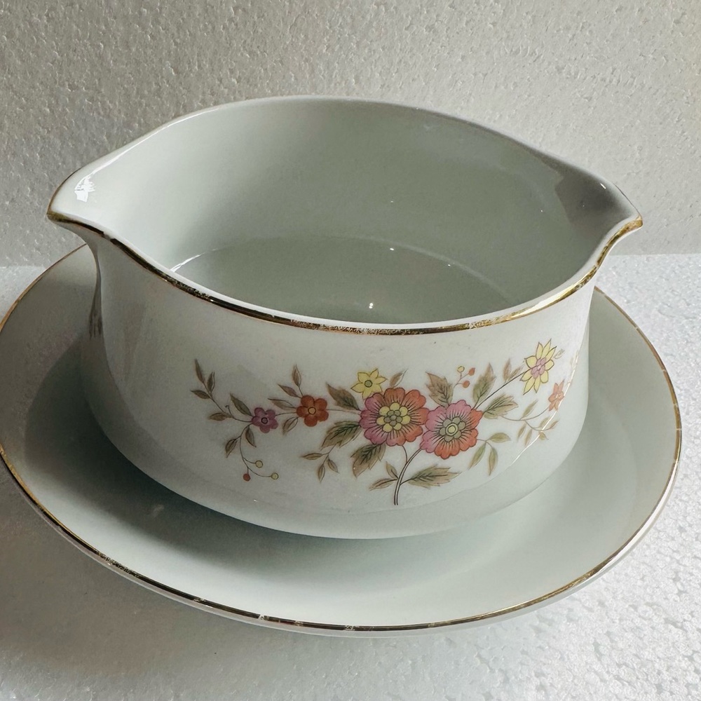 Gravy boat